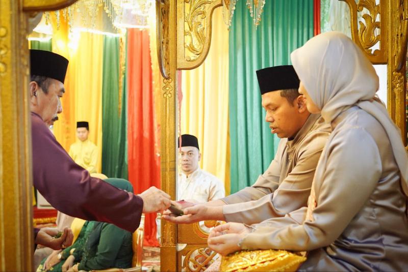 Gubri dan Istri Ditepuk Tepung Tawar di LAM Riau
